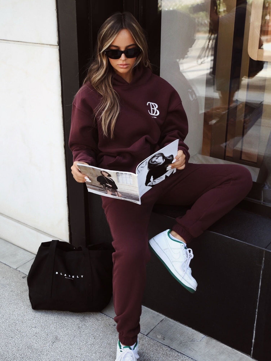 Burgundy sweatshirt clearance outfit